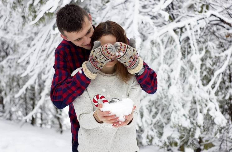 Melamar Kekasih, Pria Ini Tulis Pesan Romantis di Atas Salju