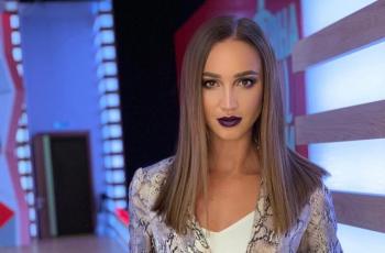 Nekat Banget, Artis Ini Berani Tampil Pakai Bikini di Tengah Salju