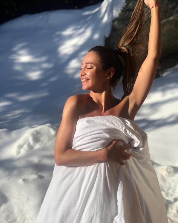 Olga Buzova, nekat pakai bikini di tengah-tengah salju. (Instagram/@buzova86)