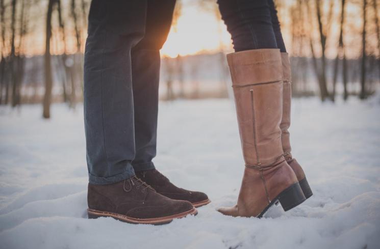 Pasangan kekasih menikmati keindahan salju. (Unsplash/freestocks.org)