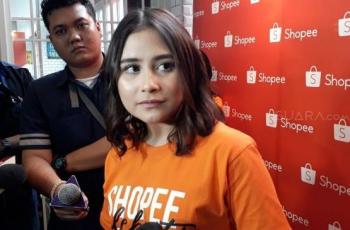 Prilly Latuconsina Pakai Outfit Barang Mewah Harga Jutaan, Eh Tas Rp 200 Ribuan Nyempil