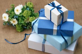 So Sweet, Idol K-Pop Ini Saling Kirim Hadiah Mahal, Lho!