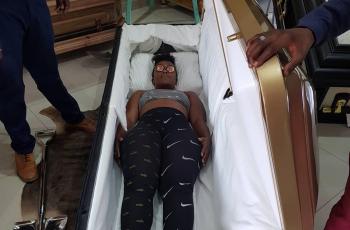 Wanita Ini Pamer Peti Mati Mewah, Biar Kelihatan Tajir di Akhirat?