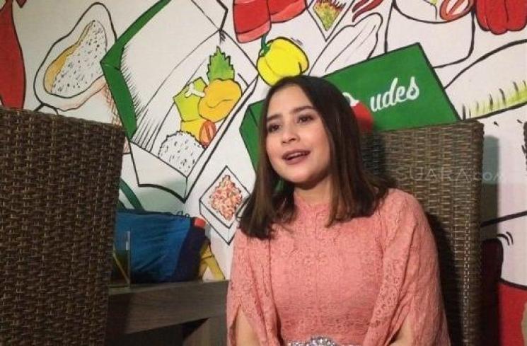 Tampil Memesona saat Wisuda, Begini Detail Kebaya Prilly Latuconsina