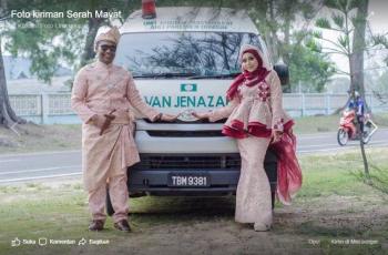 Anti Mainstream, Pasangan Pengantin Pemotretan di Mobil Jenazah