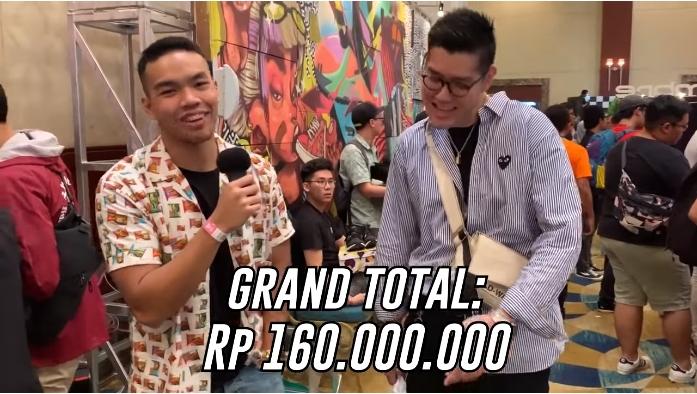 Yoshi Setyawan mewawancarai pengunjung Jakarta Sneaker Day. (YouTube/YOSHIOLO)