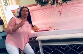 Ironis, Gadis Ini Meninggal setelah Berpose Ceria di Depan Peti Mati Nenek