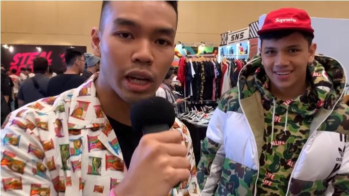 Yoshi Setyawan mewawancarai pengunjung Jakarta Sneaker Day. (YouTube/YOSHIOLO)