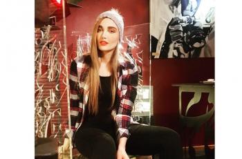Gitaris Wanita Asal Iran Ini Diberhentikan Polisi Saat Ikut Menyanyi