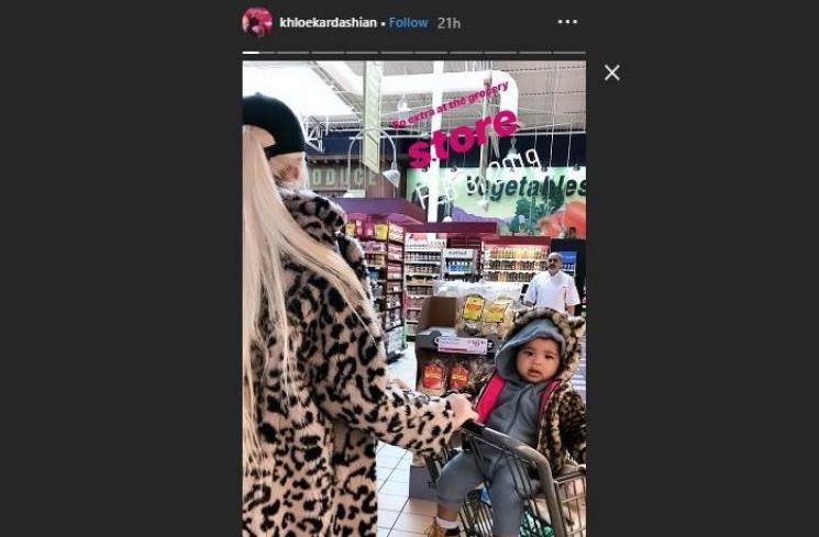Khloe Kardashian kembaran hoodie Leopard dengan True Thampson. (Instagram/@khloekardashian)