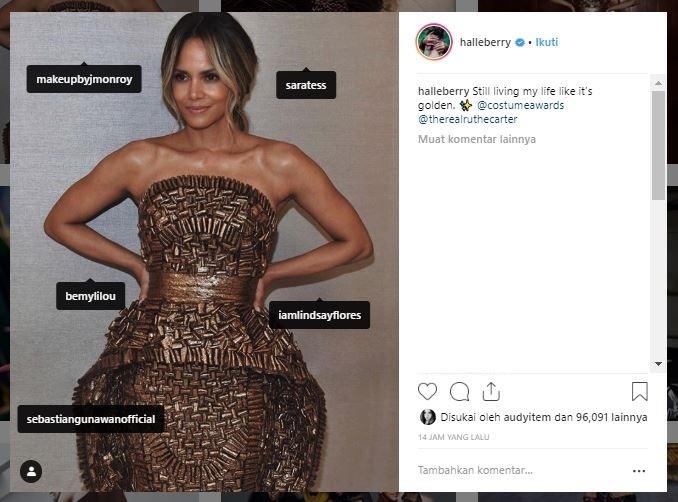 Halle Berry menggunakan gaun rancangan Sebastian Gunawan. (Instagram/@halleberry)