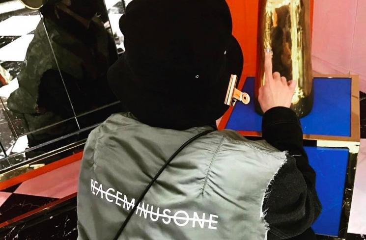G Dragon mengenakan produk Peaceminusone. (Instagram/@xxxibgdrgn)