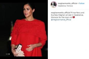 Elegan, Meghan Markle Pakai Dress Cape Merah dari Valentino