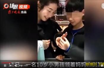 Bikin Haru, Bocah Lelaki Memberi Hadiah Cincin Berlian untuk Ibunya