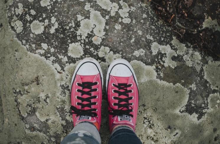 Sneakers pink. (Unsplash/Sandrachile .)