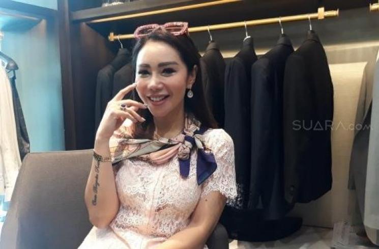 Gaun Pengantin Femmy Permatasari Bikin Repot, Salah Desain?