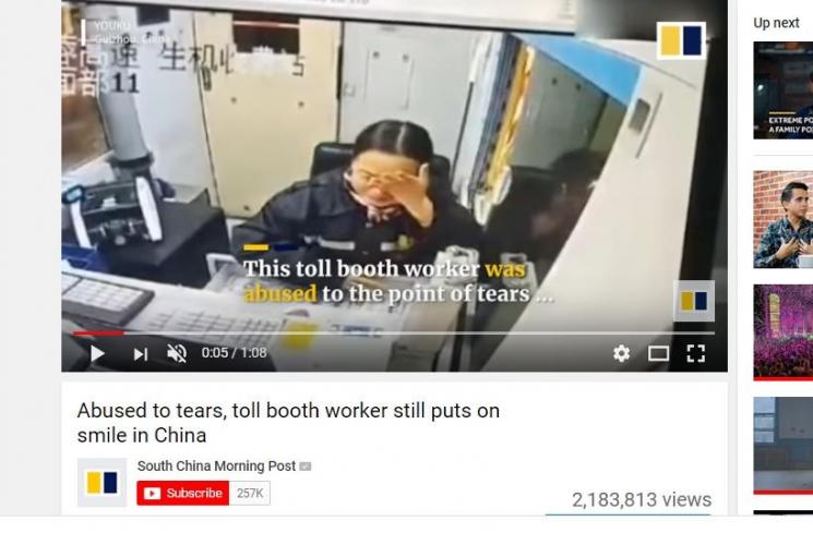 Pekerja tol wanita tetap profesional meskipun sedang menangis. (Youtube/South China Morning Post)