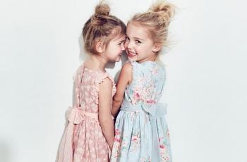 Cute, Bocah Kembar Berusia 4 Tahun Ini Sudah Jadi Desainer