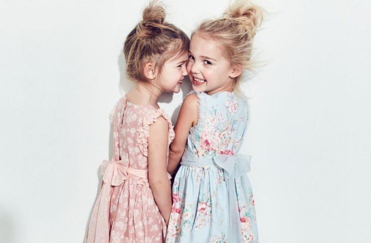Cute, Bocah Kembar Berusia 4 Tahun Ini Sudah Jadi Desainer