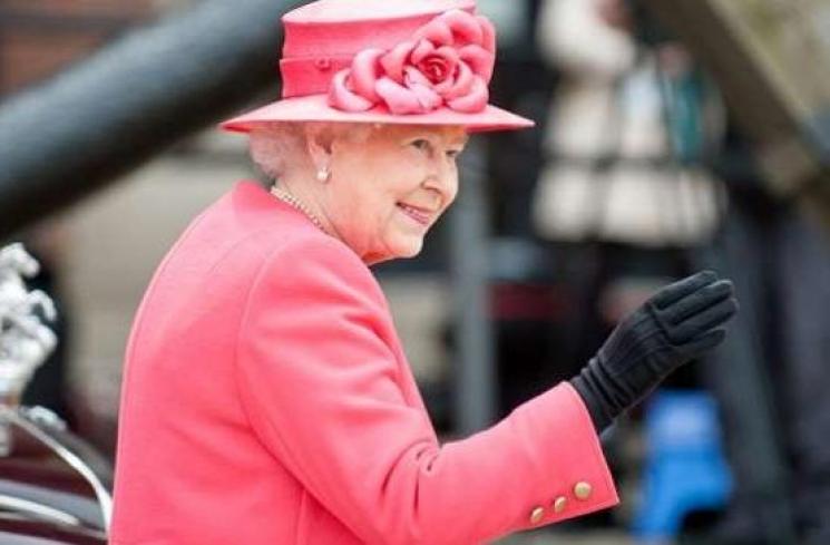 Tangan Ratu Elizabeth II Terlihat Berwarna Ungu, Ada Apa?