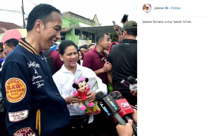 Jokowi pakai jaket ala film Dilan. (Instagram/@jokowi)