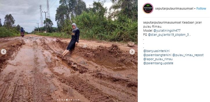 Bentuk Protes Jalan Rusak Warga Pulau Rimau. (Instagram/@seputarpulaurimausumsel)