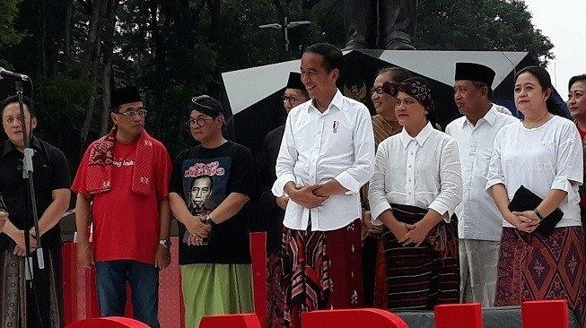 Jokowi pakai sarung. (Suara.com/Novian)