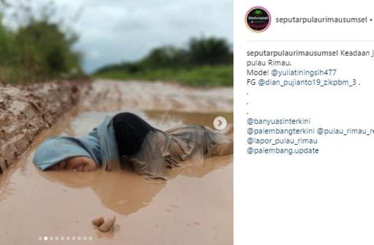 Bernafas dalam Lumpur, Bentuk Protes Jalan Rusak Warga Pulau Rimau