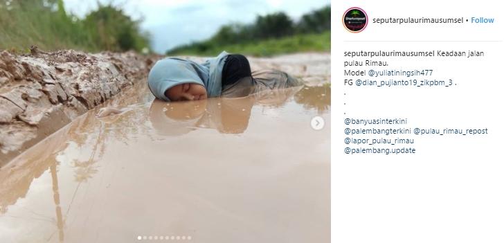 Bentuk Protes Jalan Rusak Warga Pulau Rimau. (Instagram/@seputarpulaurimausumsel)