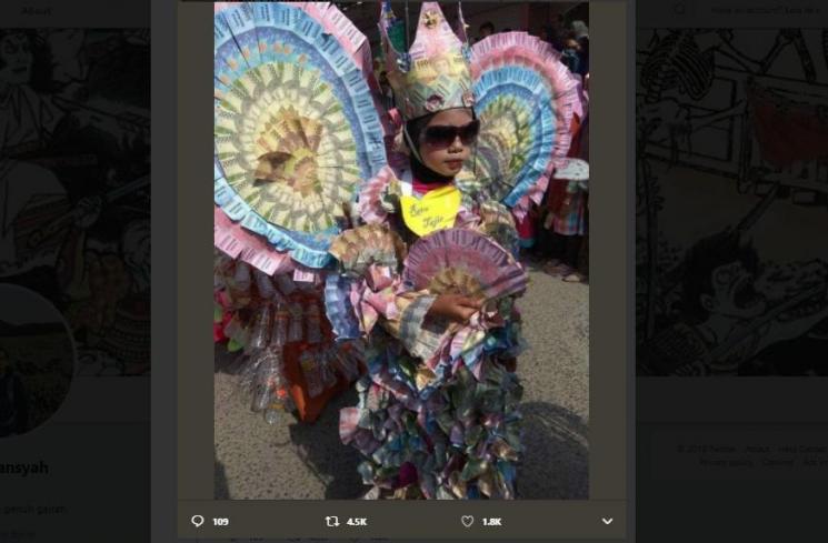 Jadi Ratu Tajir, Bocah Ini Pakai Outfit dari Uang. (Twitter/@Rizfirman07)