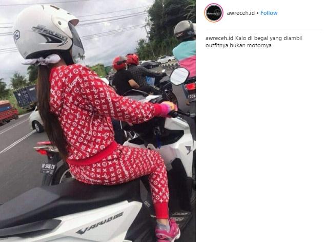 Wanita Ini Pakai Outfit Supreme x LV Versi Lokal. (Instagram/@awreceh.id)