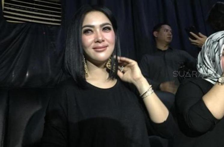 Pertama Kali setelah Resmi Menikah, Ini Gaya Syahrini di Atas Panggung