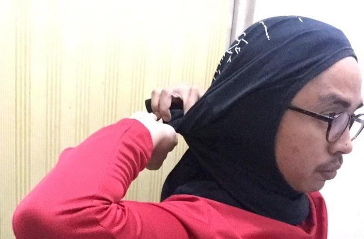 Tutorial hijab ala kuli bangunan. (Twitter/@wikurizky)