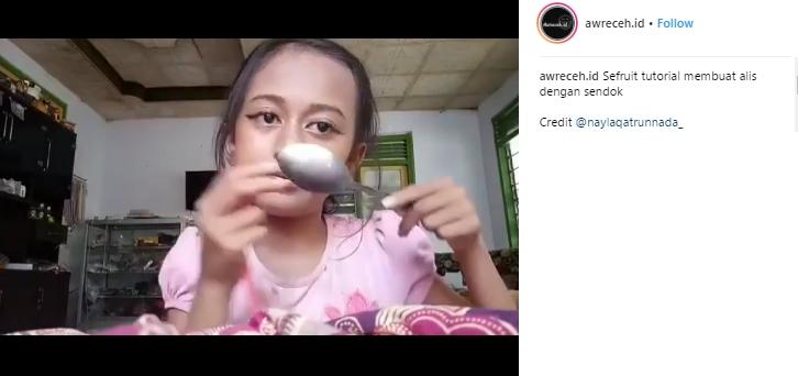Gadis cilik ini bikin tutorial membuat alis pakai sendok. (Instagram/@awreceh.id)