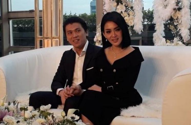 Dipeluk Reino Barack, Syahrini Pakai Tas Langka Senilai Rp 2 Miliar