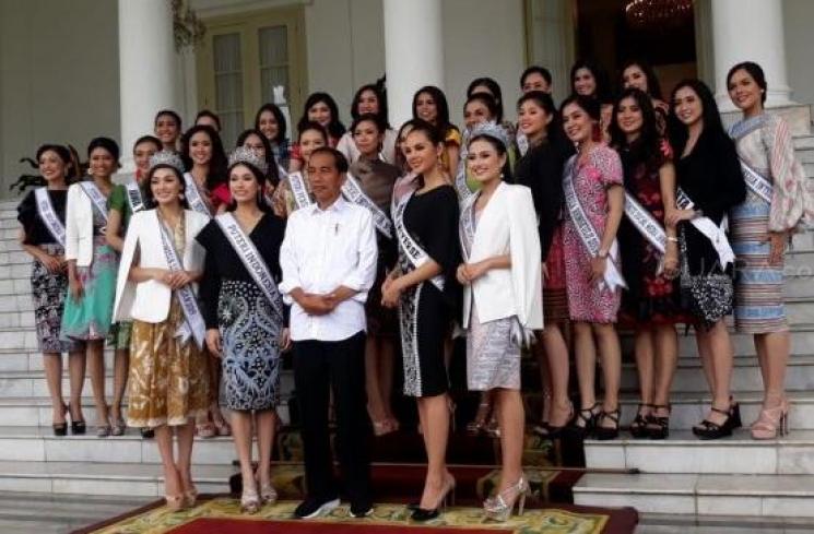 Presiden Joko Widodo menerima finalis Puteri Indonesia 2019 dan Miss Universe 2018, Catriona Gray, di Istana Kepresidenan Bogor, Jawa Barat. (Suara.com/Umay Saleh)