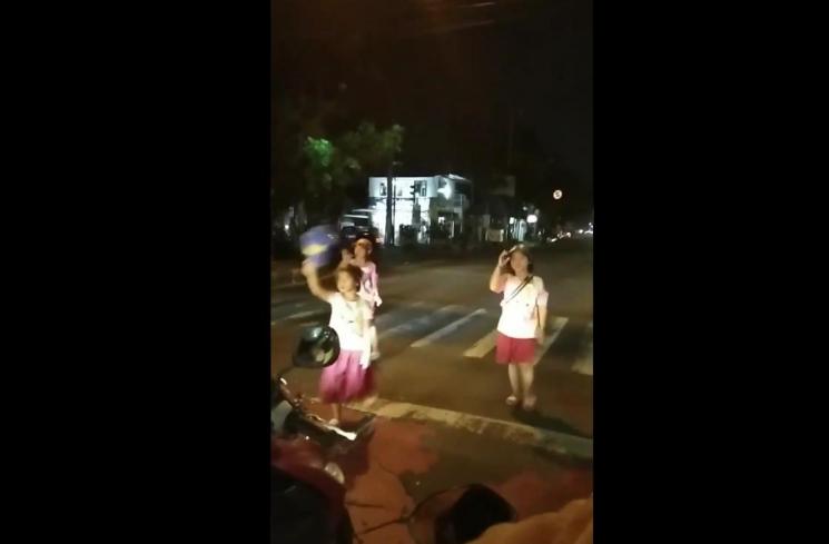 Tiga Gadis Cilik Ini Lakukan Dance Cover di Tengah Jalan. (Twitter/@amandrug)