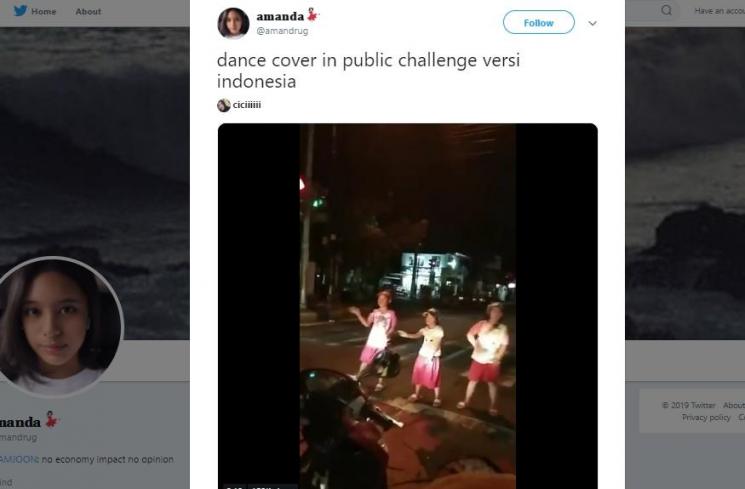 Tiga Gadis Cilik Ini Lakukan Dance Cover di Tengah Jalan. (Twitter/@amandrug)