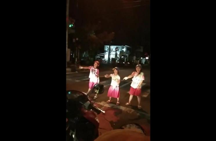 Tiga Gadis Cilik Ini Lakukan Dance Cover di Tengah Jalan. (Twitter/@amandrug)