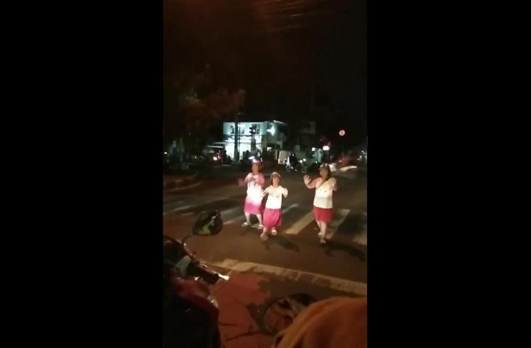Tiga Gadis Cilik Ini Lakukan Dance Cover di Tengah Jalan. (Twitter/@amandrug)