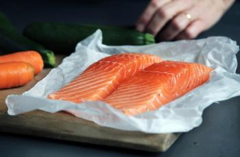 Kebiasaan Makan Ikan Salmon Bisa Atasi Jerawat, Simak Manfaat Lainnya!