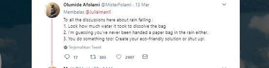 Tas kresek larut dalam air. (Twitter/@JuliaImanX)