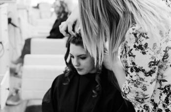 Maunya Gratisan, Wanita Ini Nekat Kabur ketika Mewarnai Rambut di Salon