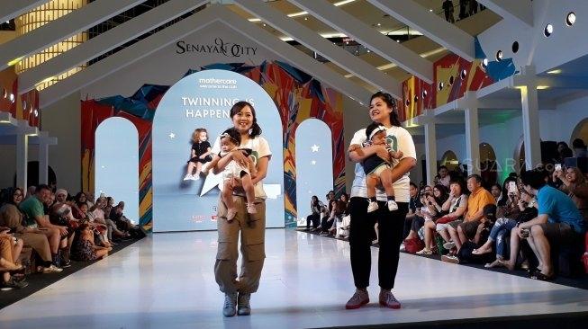 Kahiyang Ayu tampil di catwalk bersama putrinya, Sedah Mirah. (Suara.com/Dinda Rachmawati)