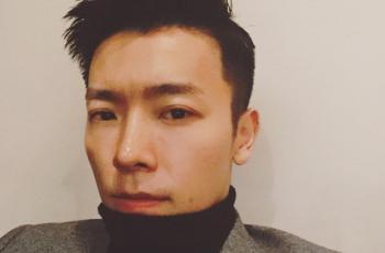 Bikin Salah Fokus, Dong Hae Super Junior Tebar Pesona Pakai Blangkon