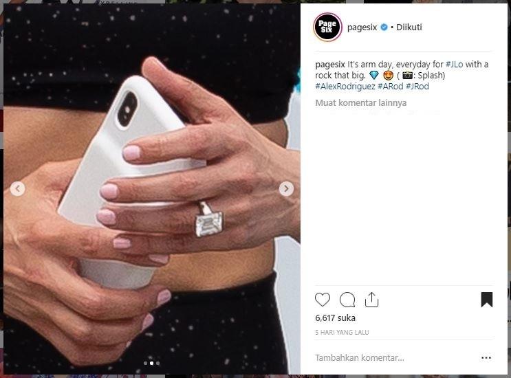 J.Lo pamer cincin dengan berlian besar. (Instagram/@pagesix)