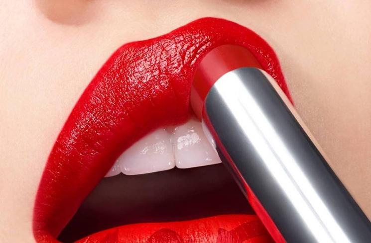 Tampil Lebih Stand Out, Shu Uemura Rilis Lipstik Warna Merah Universal