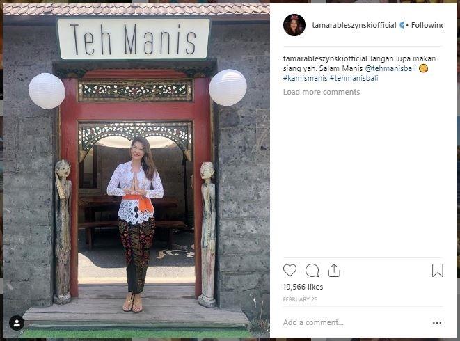 Tamara Bleszynki pakai kebaya Bali. (Instagram/@tamarableszynskiofficial)