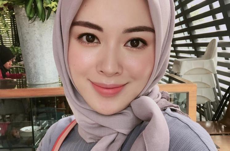 Tampil Anggun dengan Hijab Warna Pastel Seperti Ayana Moon Yuk!