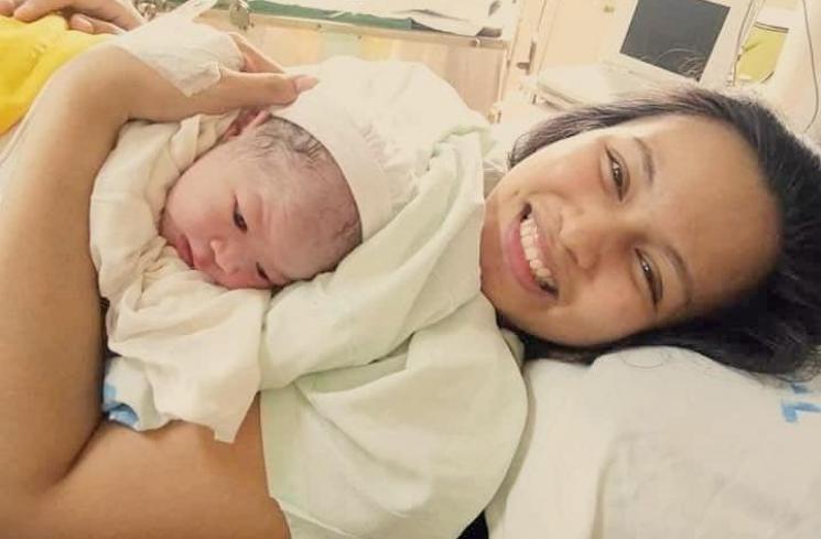 Eunice Sibuyan dan bayinya. (Facebook/Eunice Stefanelle Atianzar Sibuyan)
